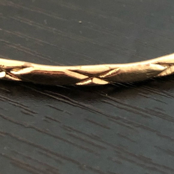 🟢 etched faux gold bangle - Picture 3 of 3